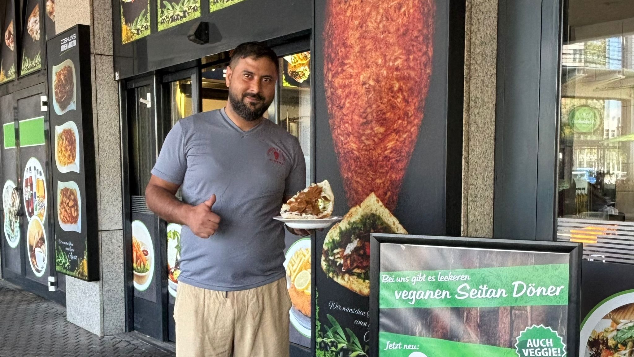 Coskun Kahya mit Veganem Kebab vor seinem Laden
