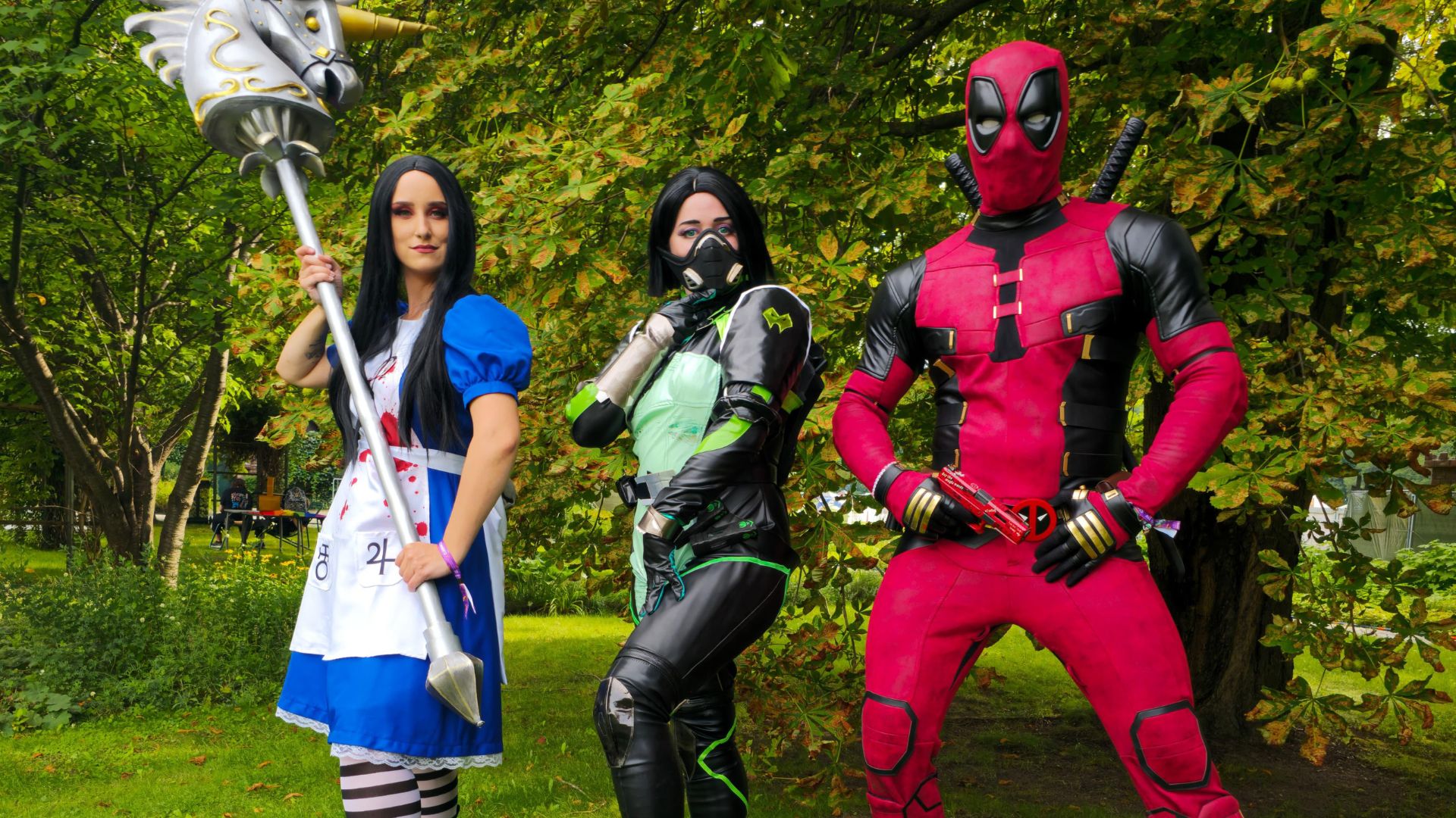 Cosplayer beim Elbenwald Festival Deadpool Shego und Animefigur