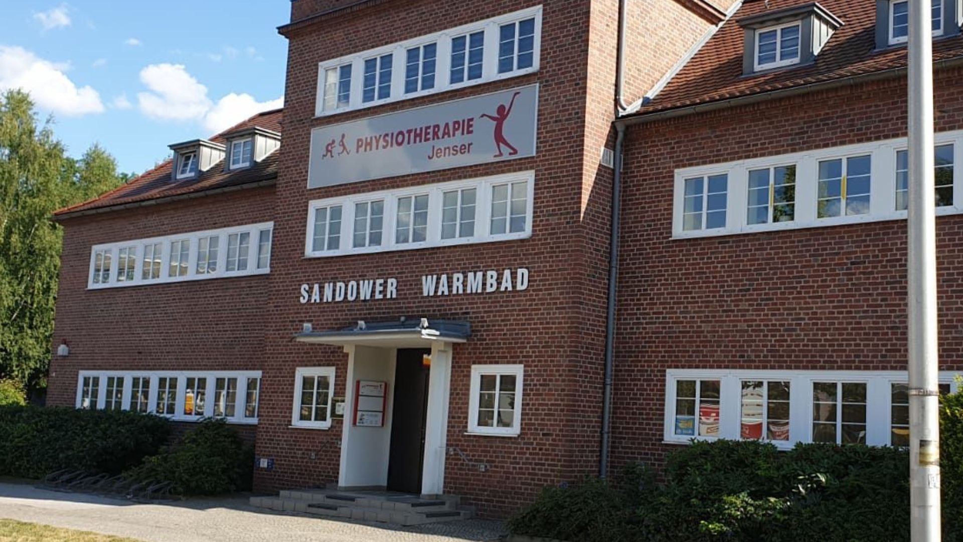 Sandower Warmbad Physiotherapie Jenser in Cottbus an einem sonnigem Sommertag