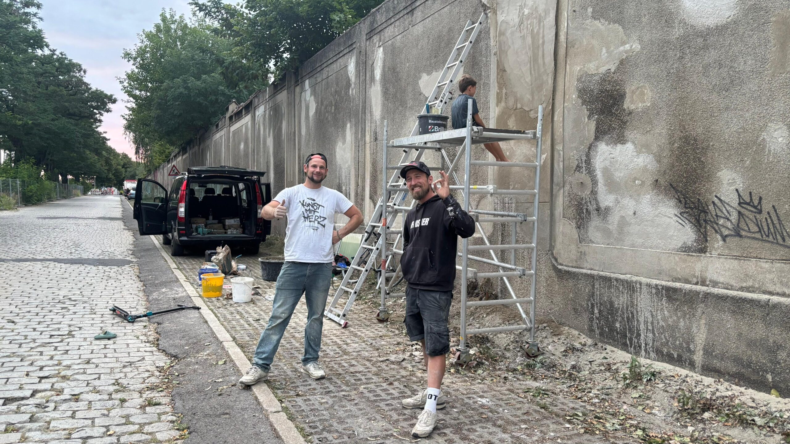 Dirk Hiekl und Martin (MJ) vor der neuen Graffiti Jam