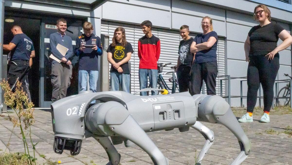 Rein ins Theater, raus aus der Komfortzone: Cottbuser Schüler forschen mit KI