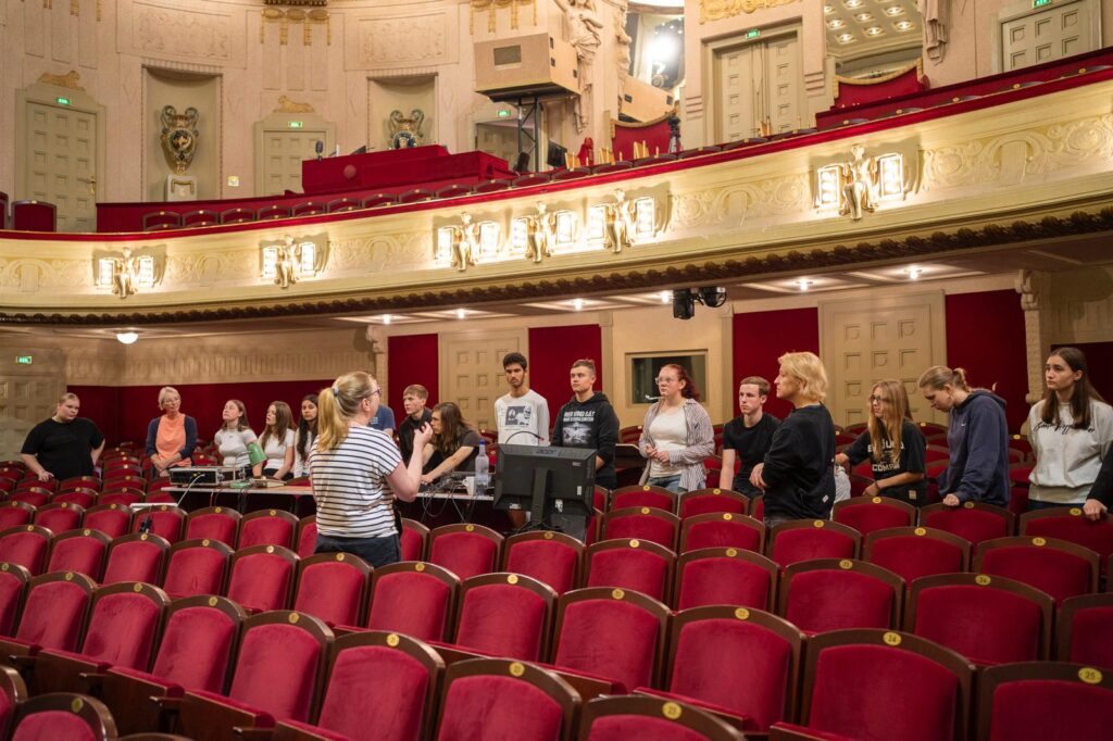 Schüler/innenbei Führung durch das Staatstheater Cottbus  