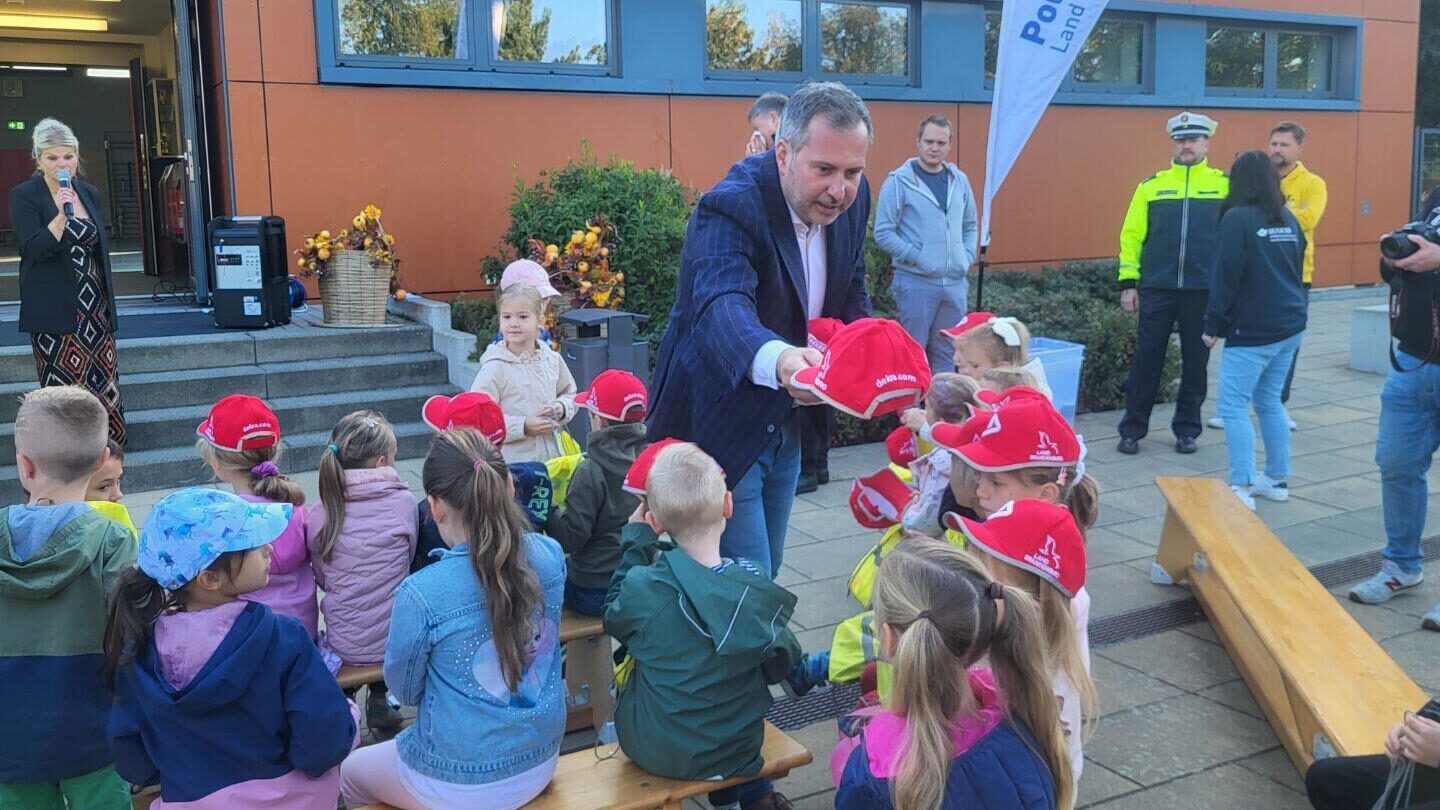 Oberbürgermeister Tobias Schick zu besuch in der neuen Grundschule in Stöbitz
