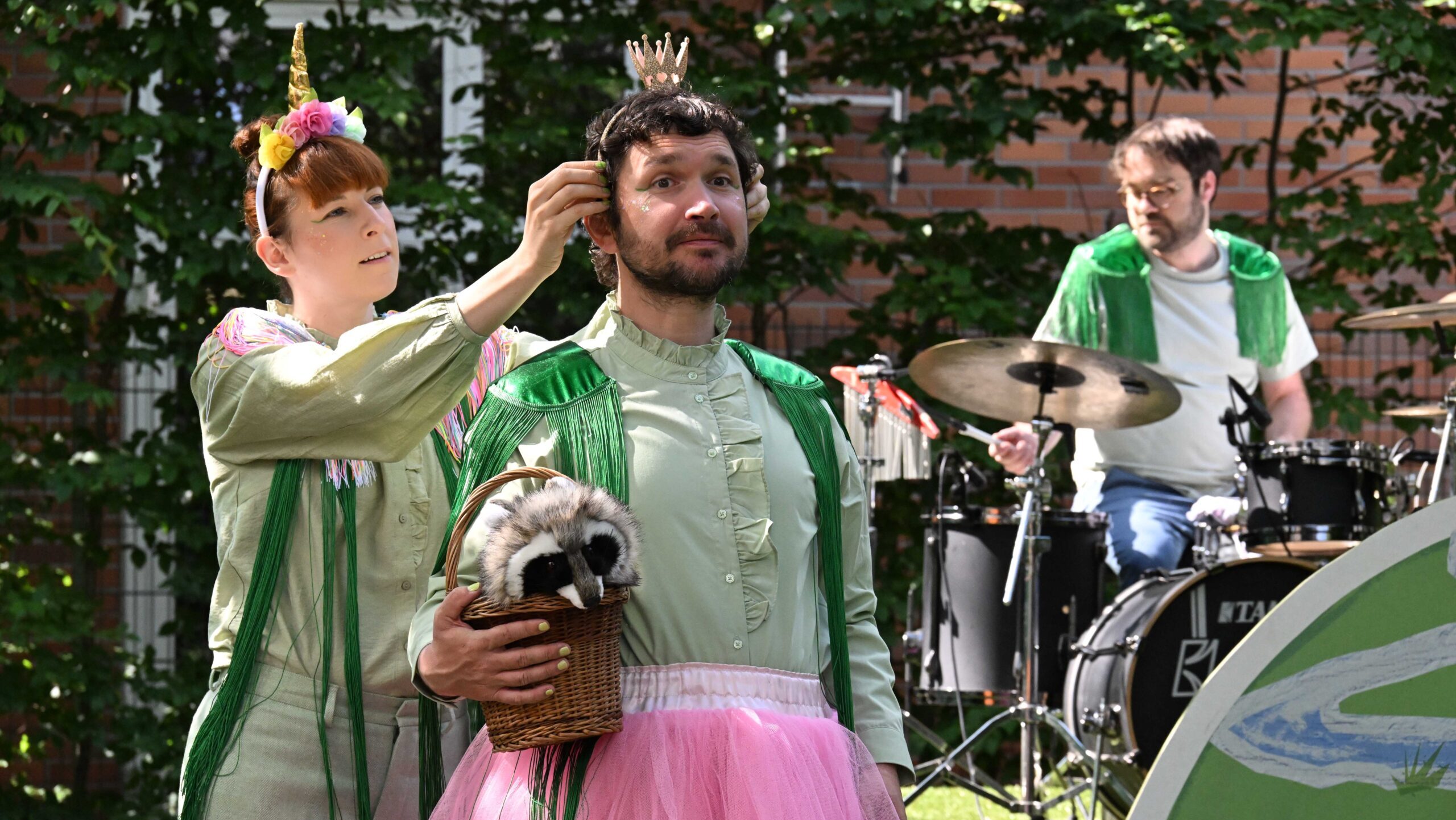 Piccolo Theater - Das NEINhorn zum Spielzeitstart Es spielen: Karoline Durdis und Daniel Ratthei. Es musiziert Stefan Friedrich