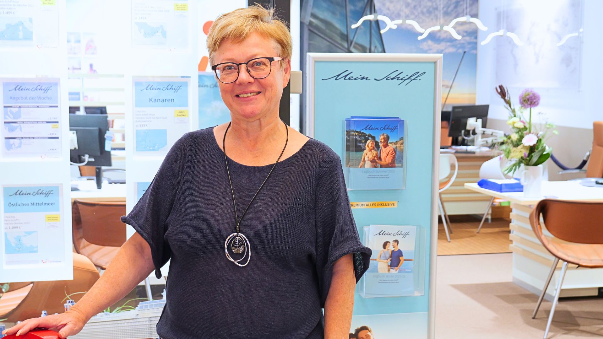 Ines Mattuschka steht vor ihrem TUI ReiseCenter Ines Mattuschka im Lausitz Park in Cottbus Groß Gaglow und ist glücklick, Mein Schiff, Urlaub