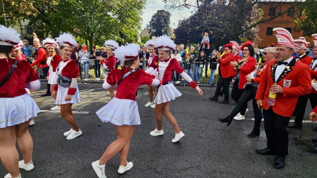 Tanzende Funkenmariechen In Polen