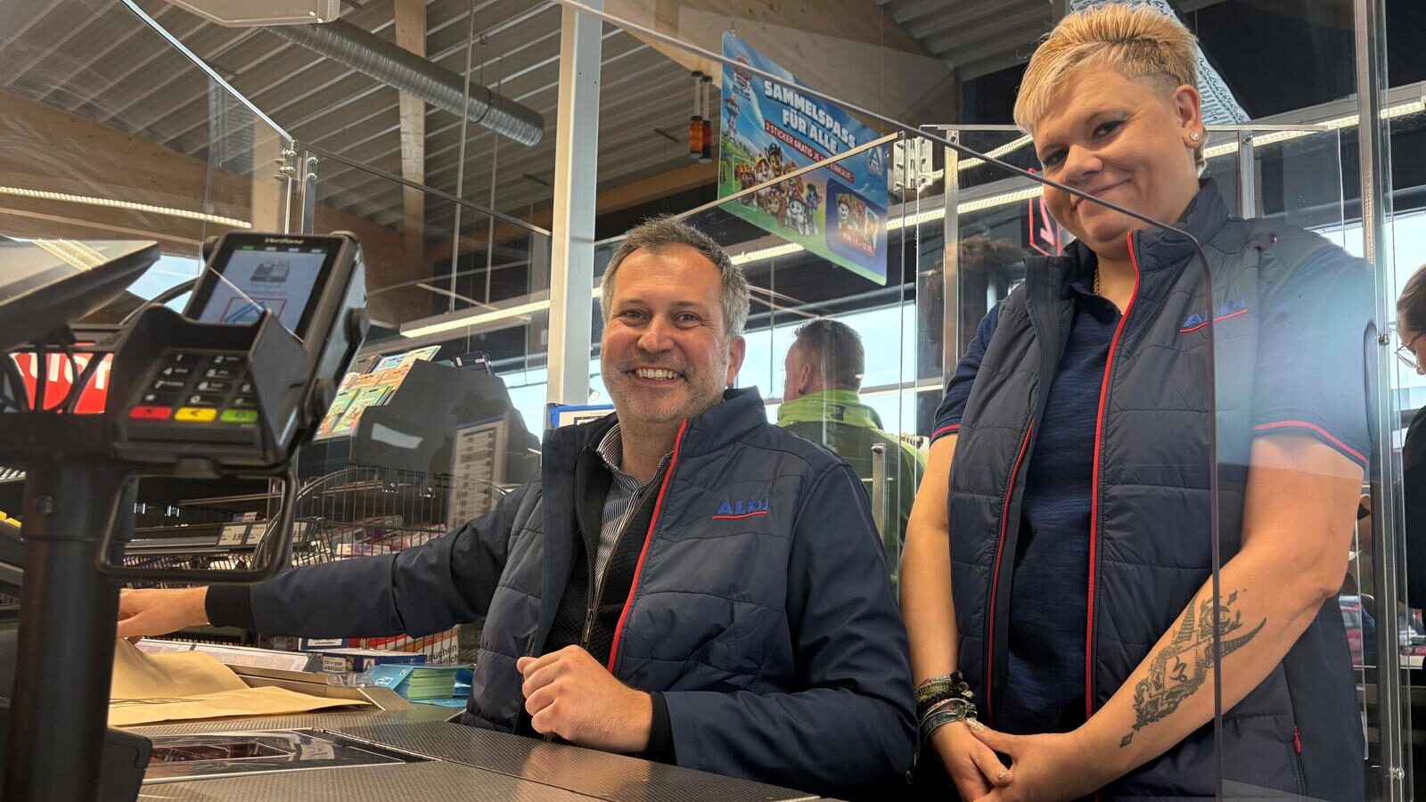 OB Schick kassiert für den guten Zweck im neuen Aldi am Stadtring