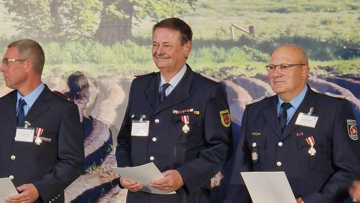 Silber für Einsatz und Herz: Dr. Wolfgang Bialas erhält Ehrenzeichen im Brandschutz