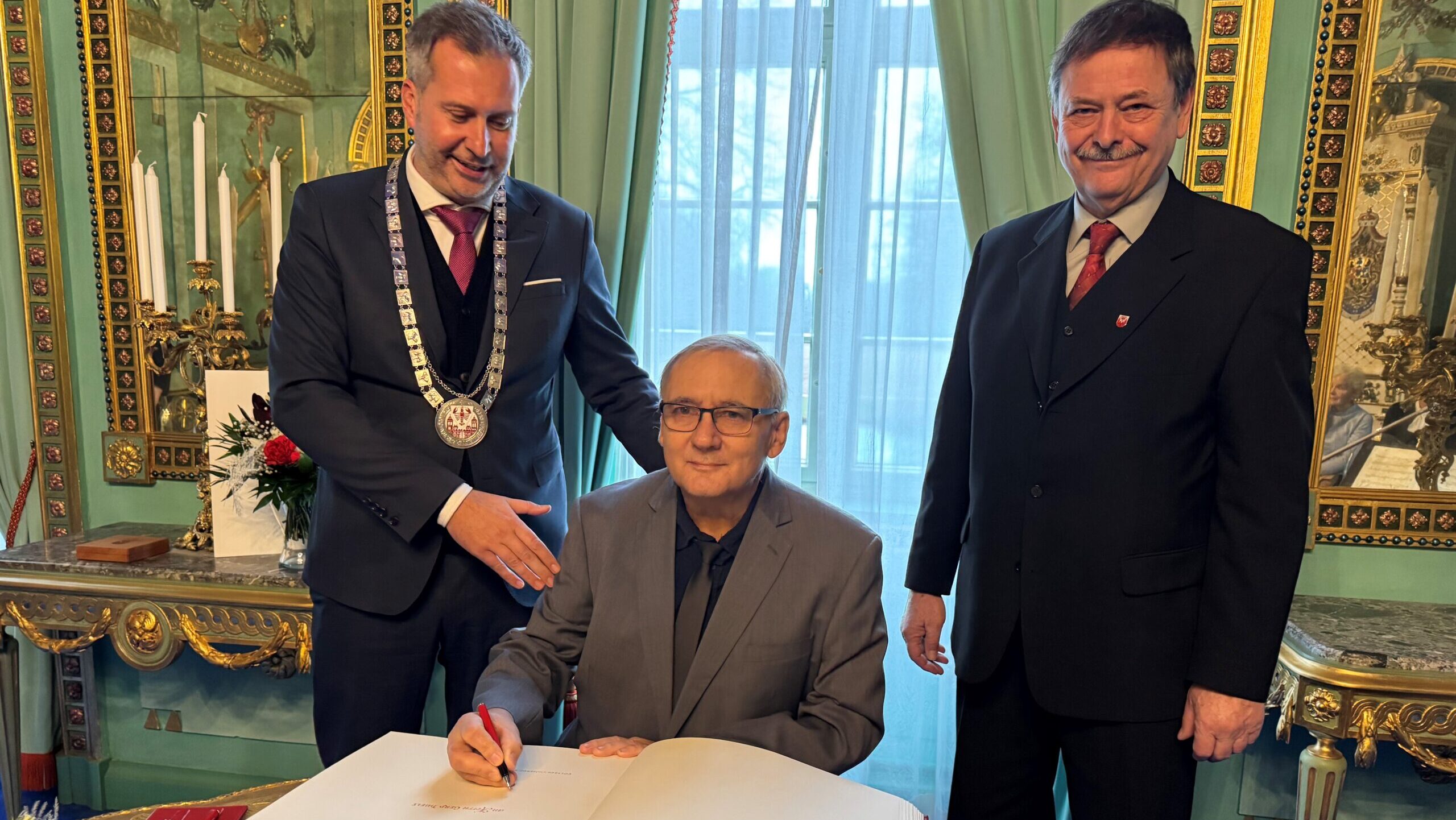 Vom Sternenstaub ins Goldene Buch: Gerd Thiele erhält höchste Cottbuser Ehrung