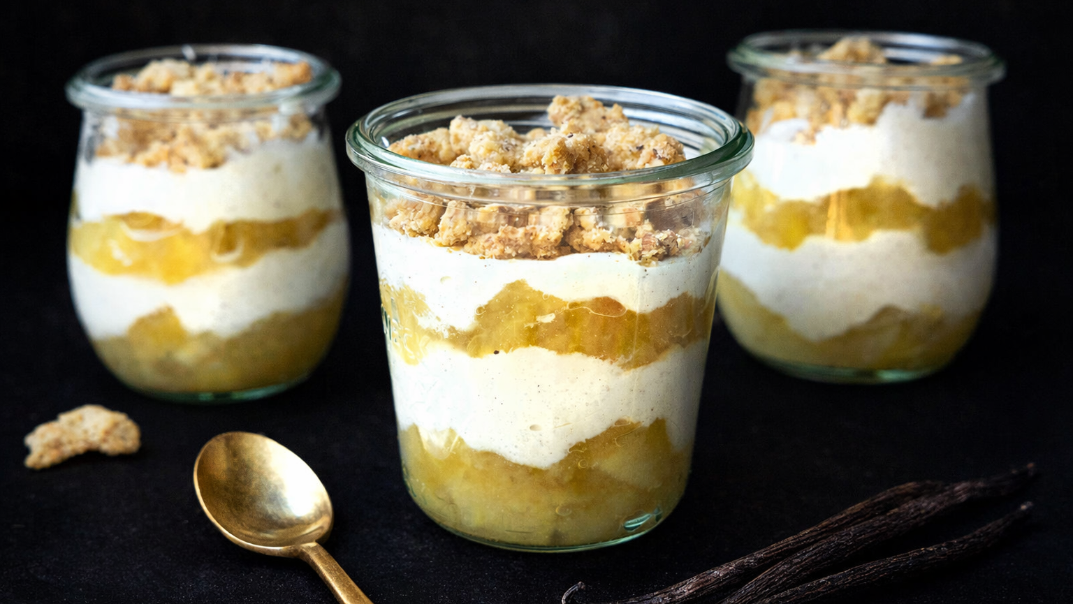 Bratapfel-Crumble im Glas – das perfekte Silvester-Dessert zum Raclette