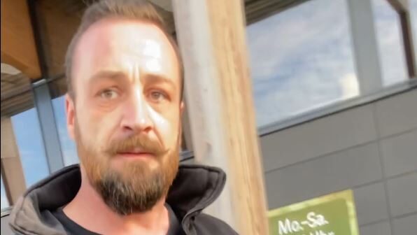 Mann in Ströbitz geschlagen und beleidigt – Polizei fahndet mit Bildern nach Täter