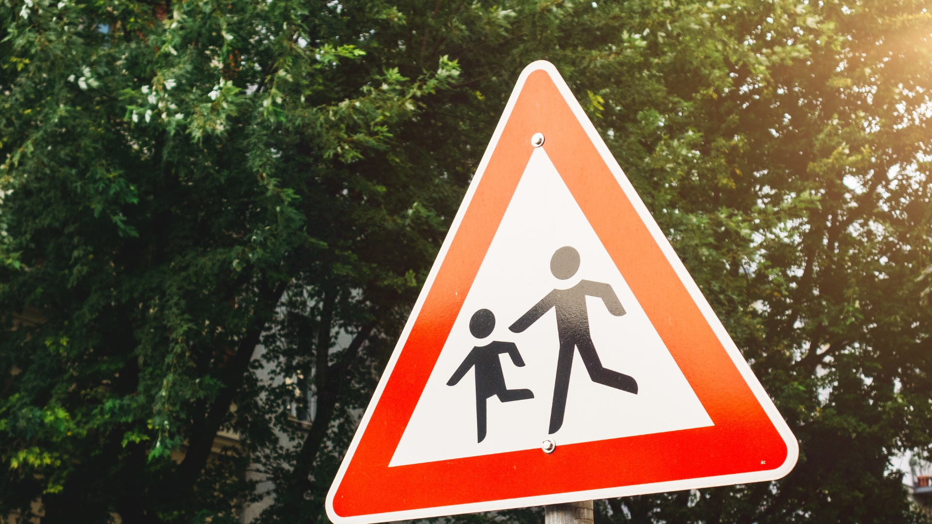 Schulwegunfall in Cottbus: 10-jähriger Junge von Auto erfasst