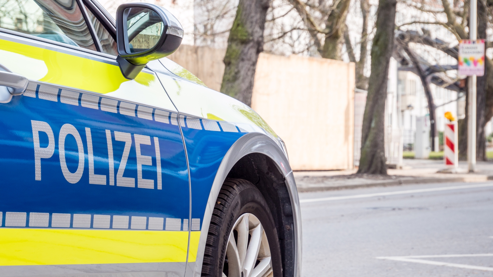 Crash mitten in der Nacht: BMW kracht in Cottbus gegen Baum und Stein – Fahrer flüchtet