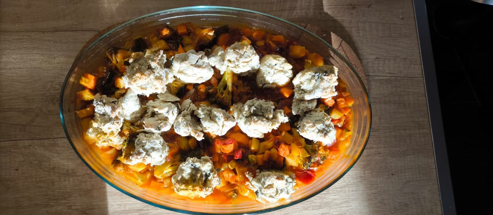 Rezept der Woche: Herzhaft-warme Gemüsekasserolle mit Kräuterklößchen