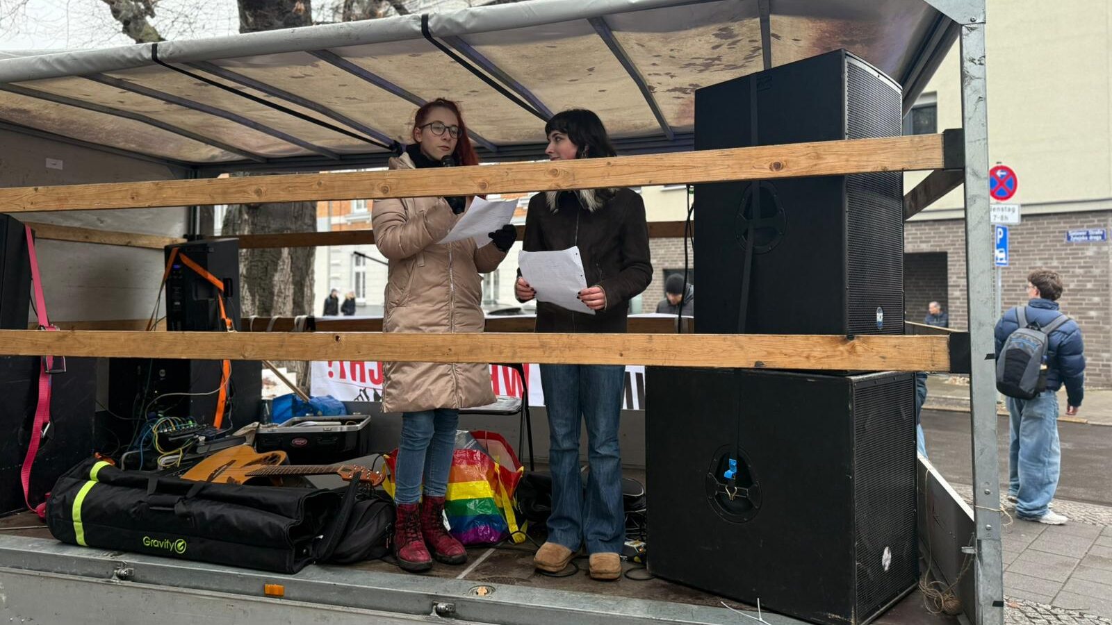 „Wir wollen Frieden – nicht den Krieg“: Neuntklässlerinnen aus Cottbus setzen Zeichen gegen Wehrpflicht