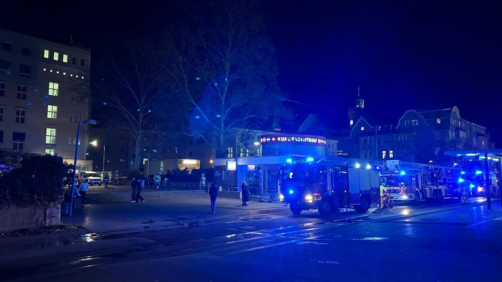 Brand in der Cottbuser Stadtmitte: Rauchentwicklung aus Keller stoppt Straßenbahnverkehr
