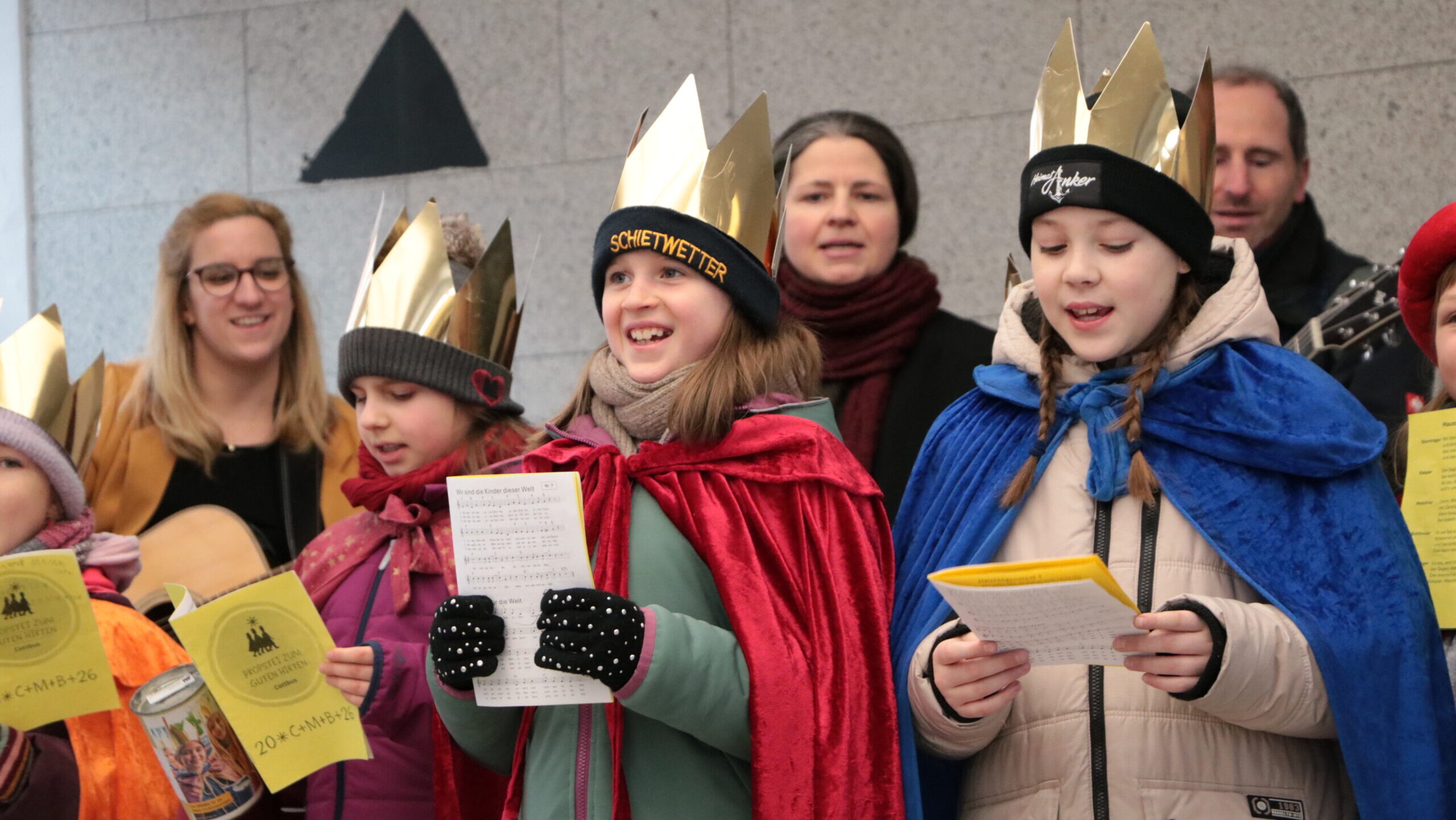 Sternsinger segnen das Cottbuser Rathaus und sammeln für Kinderrechte weltweit