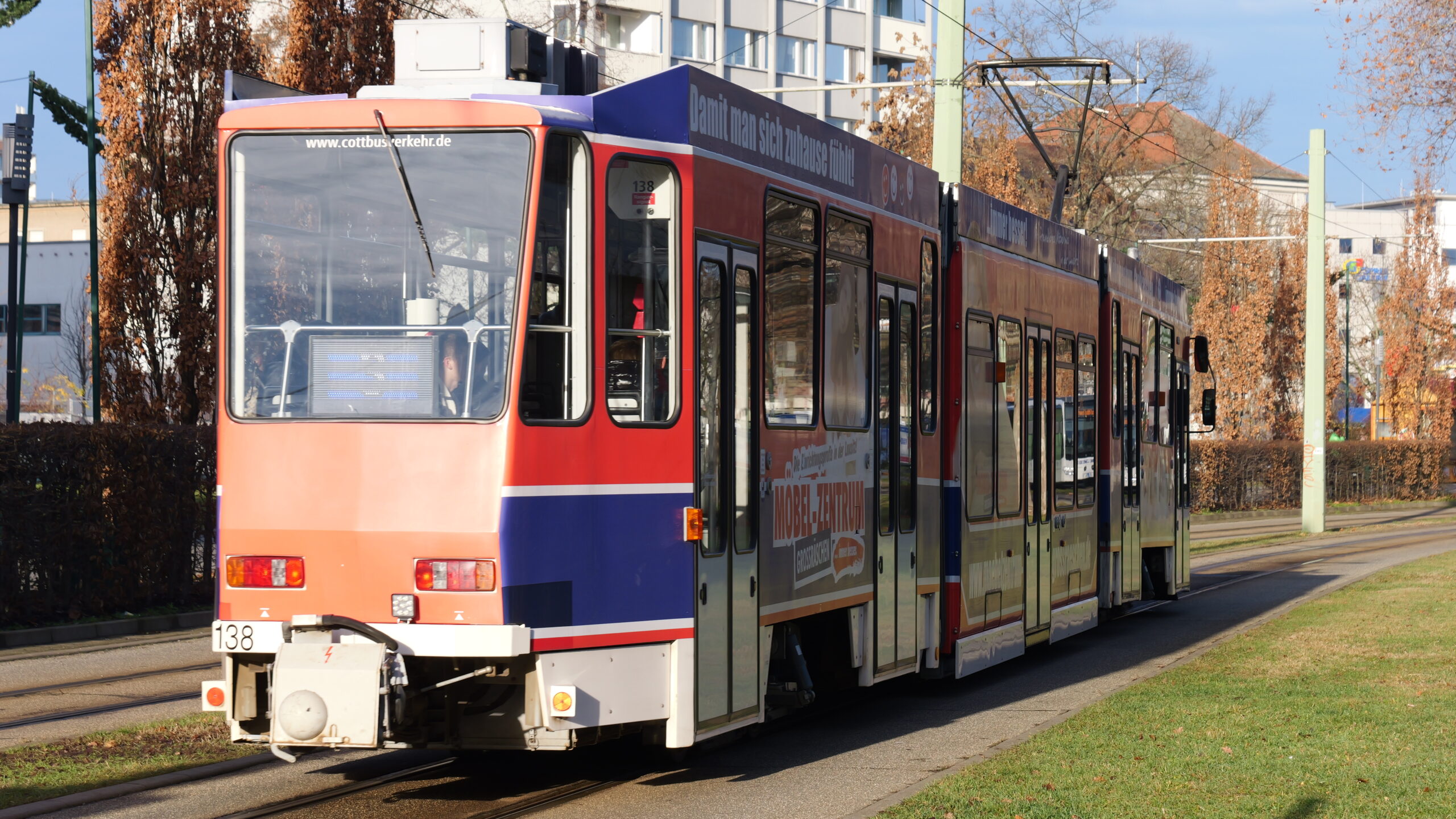 Wut-Ausbruch in Cottbus! Zwei Fahrer attackiert – Polizei jagt Täter