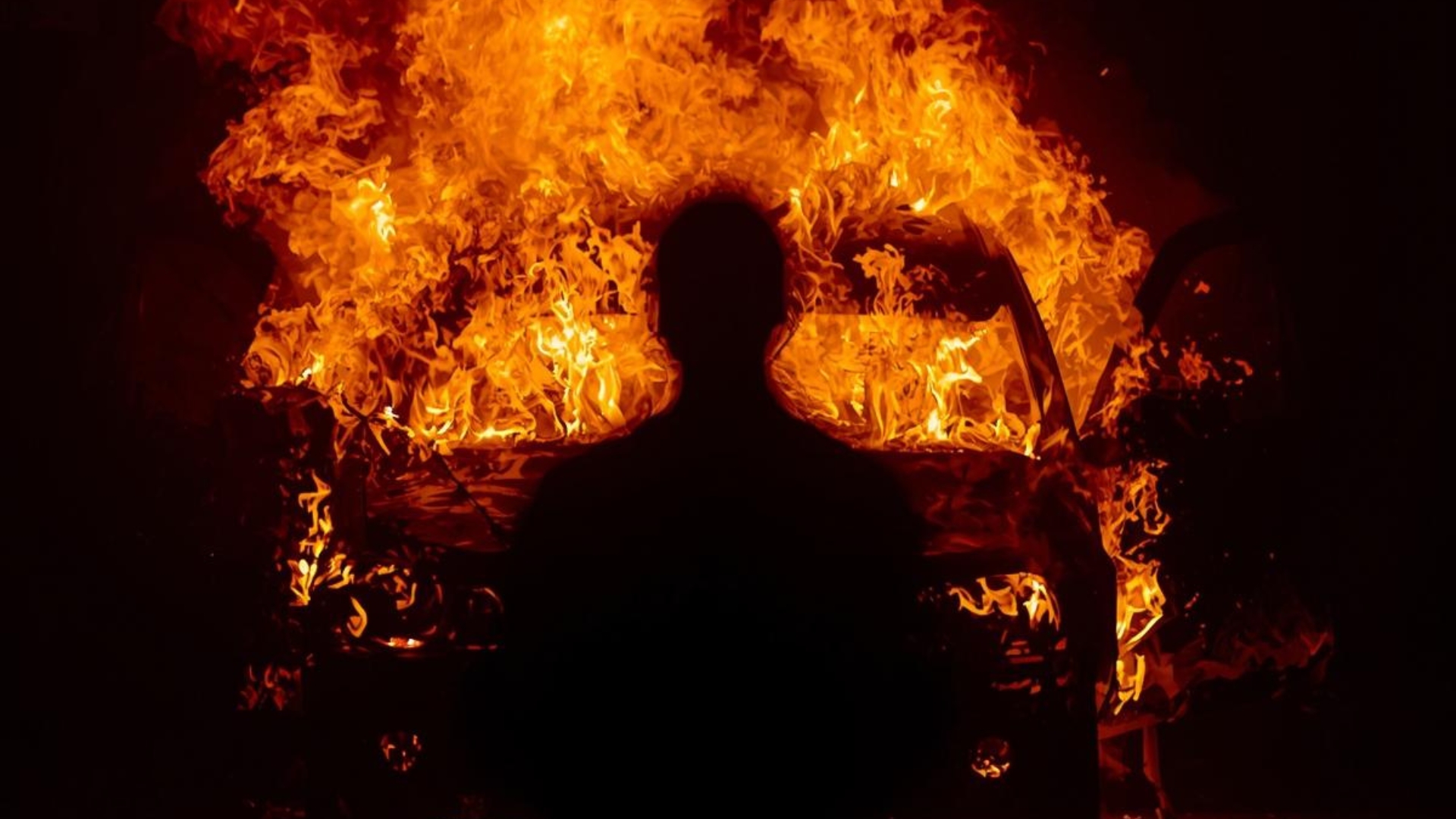 Wieder ein Auto in Flammen: Was passiert in der Hegelstraße?