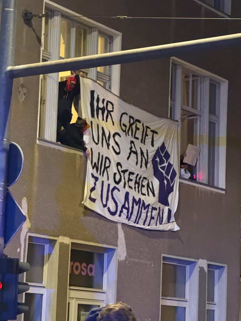 Rund 800 Menschen demonstrieren für Zelle79 und damit gegen rechten Hass in Cottbus