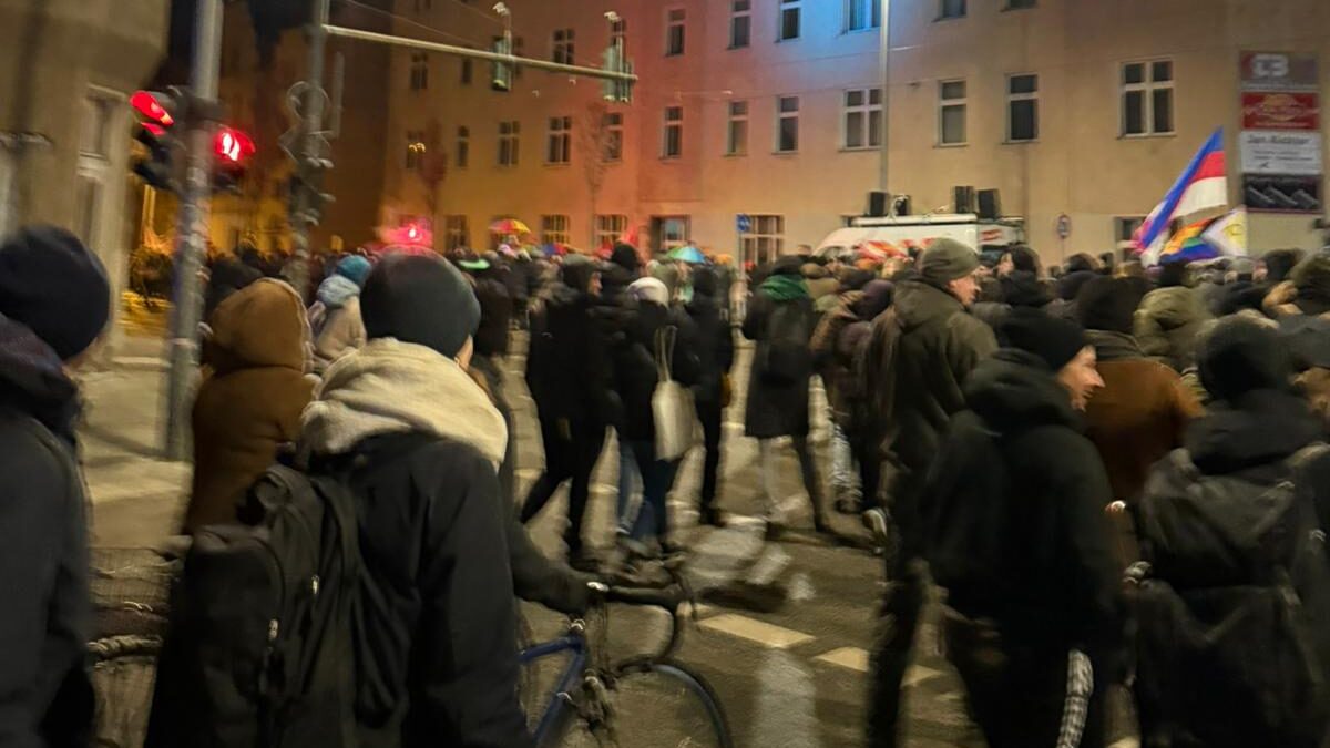 Rund 800 Menschen demonstrieren für Zelle79 und damit gegen rechten Hass in Cottbus