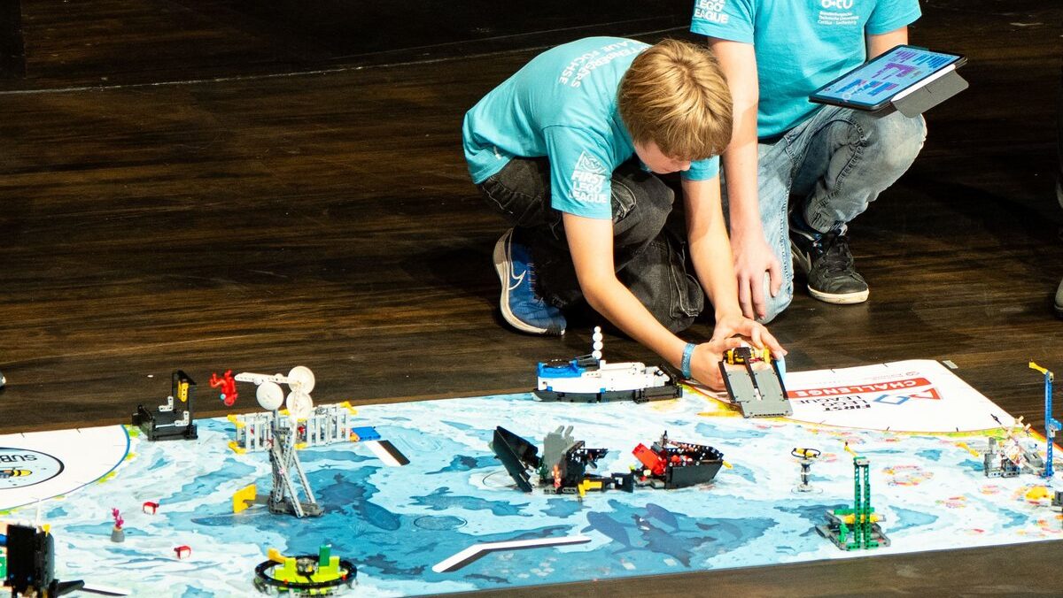 Spannender Robotik‑Tag an der BTU: FLL‑Wettbewerb bringt junge Tüftler zusammen