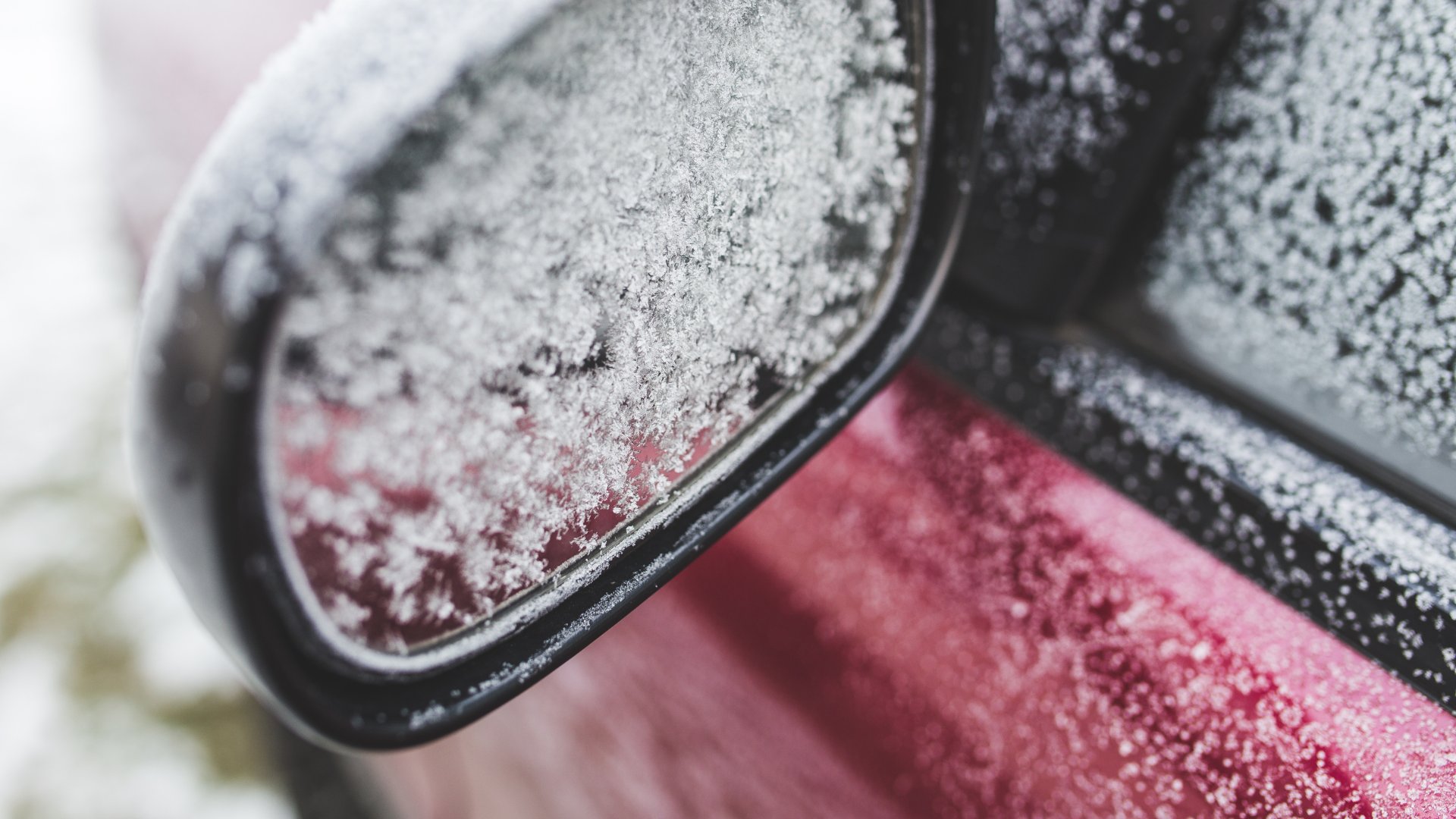 Winterglätte: Autofahrer prallt gegen Baum