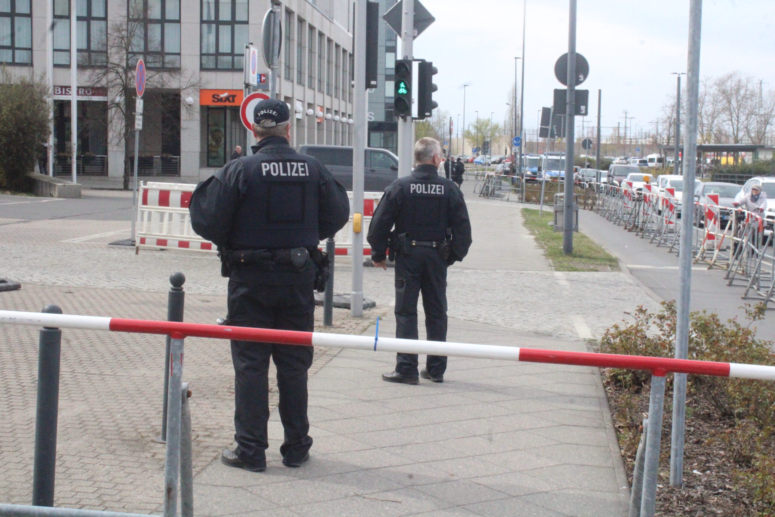 Polizeigroßaufgebot in Cottbus am Hauptbahnhof zur AfD Tagung