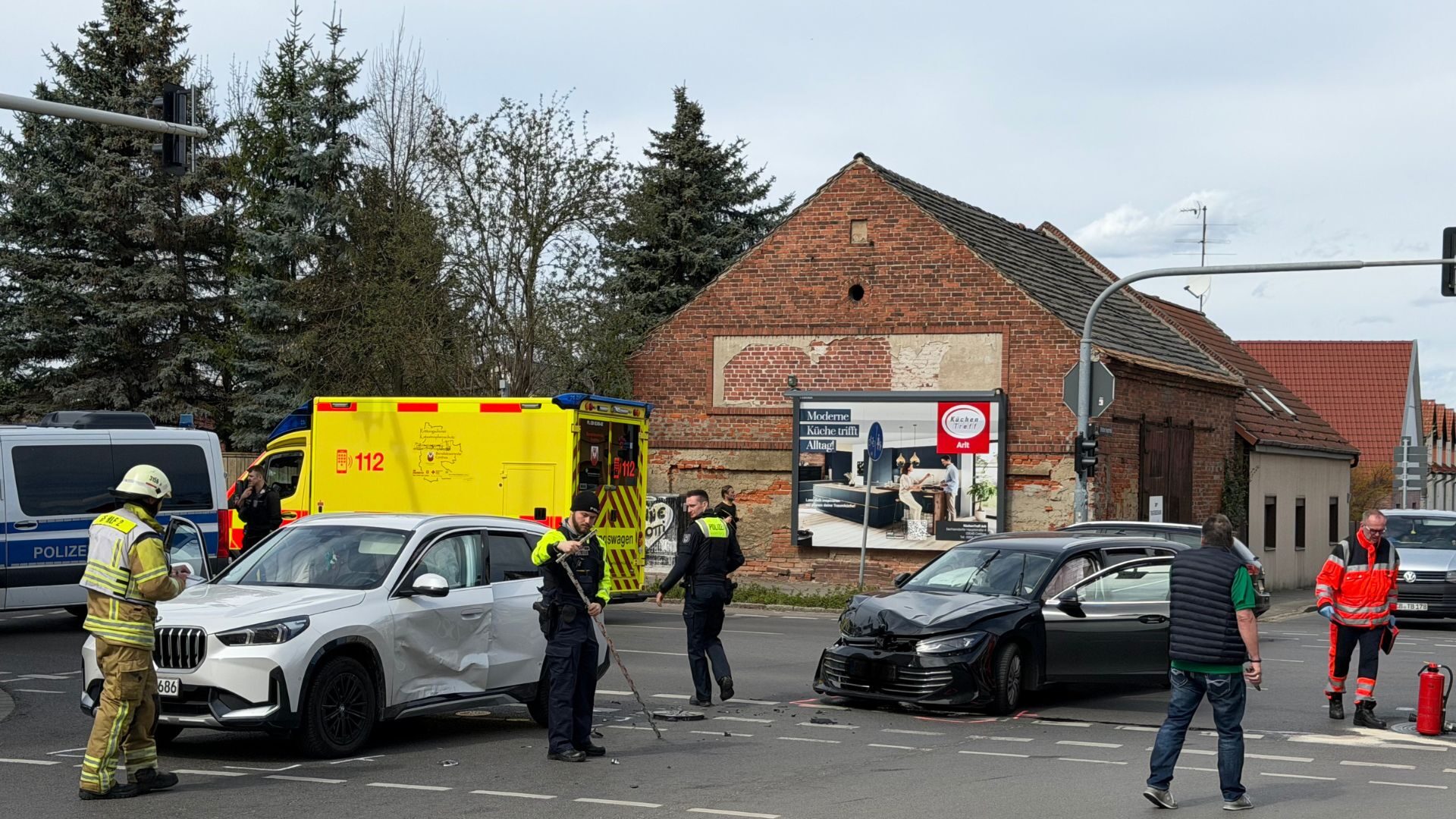 Crash an Kreuzung: Mehrere Verletzte bei Unfall in Ströbitz
