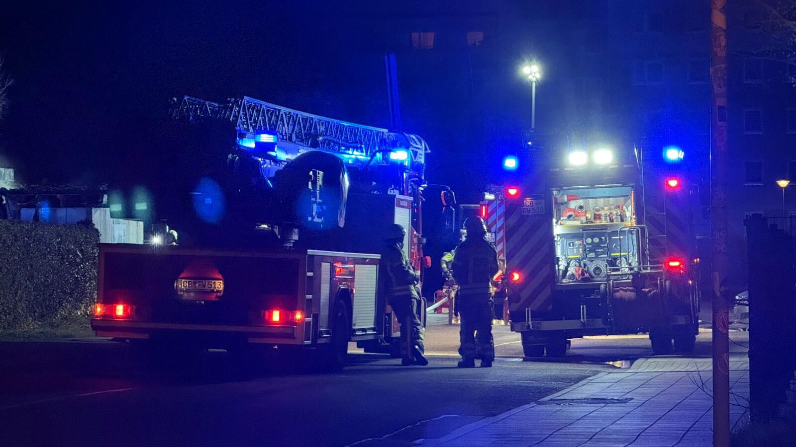 Nächtlicher Brand in Ströbitz: Mülltonnen und Carport in Flammen