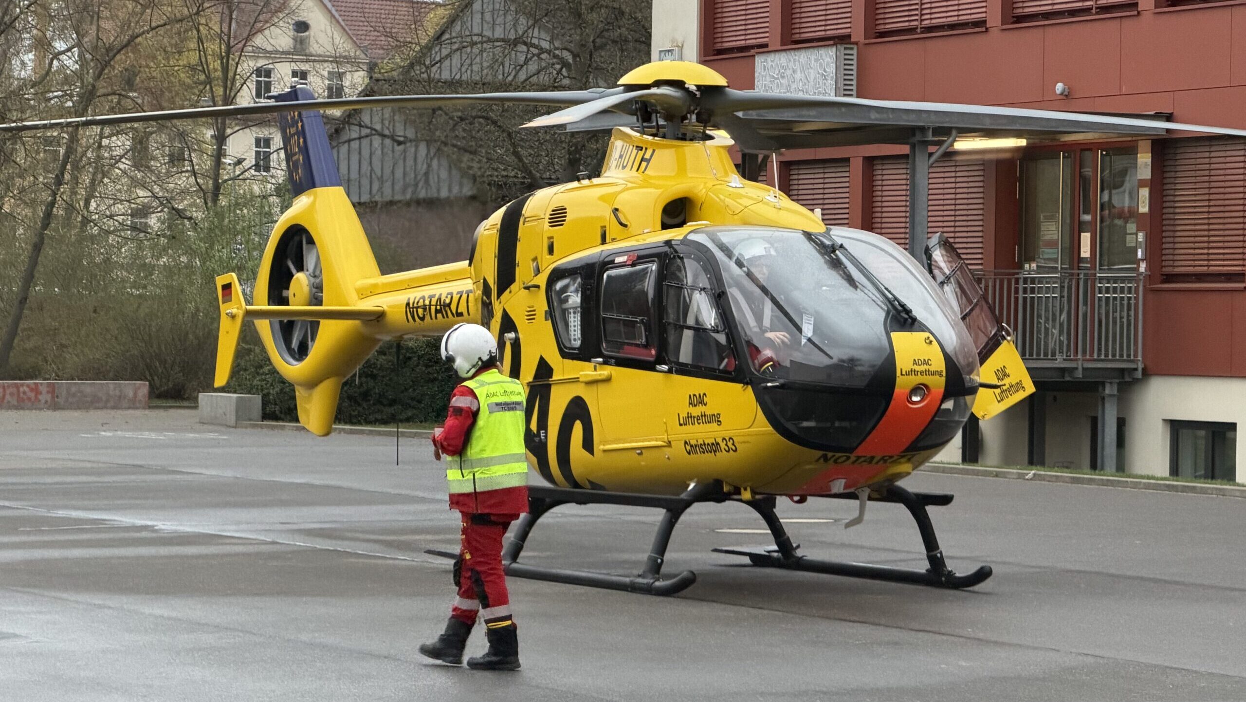 Rettungshubschrauber landet mitten in Ströbitz