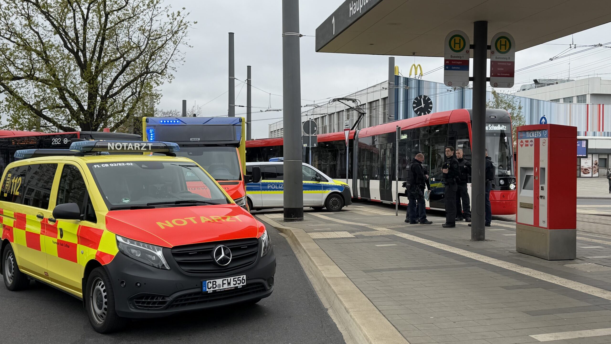 Ältere Dame von Straßenbahn erfasst