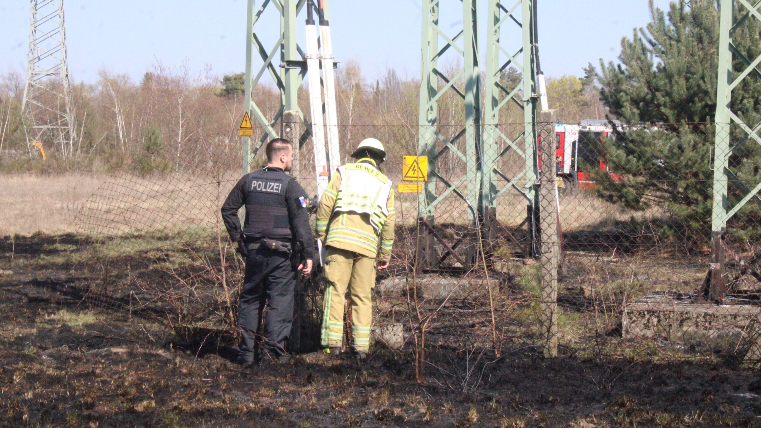 Flammen an Gleisen: Feuerwehr löscht Flächenbrand in Cottbus