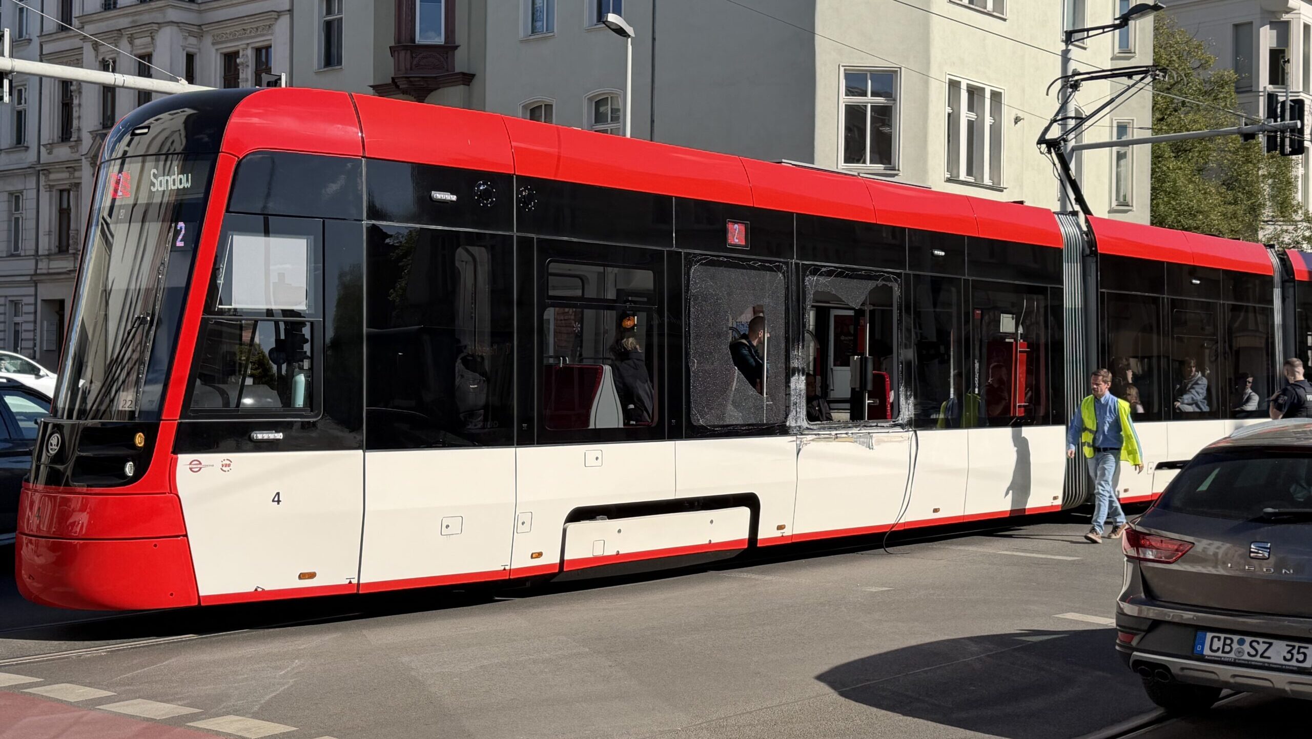 Lkw kracht in Cottbuser Straßenbahn und flüchtet