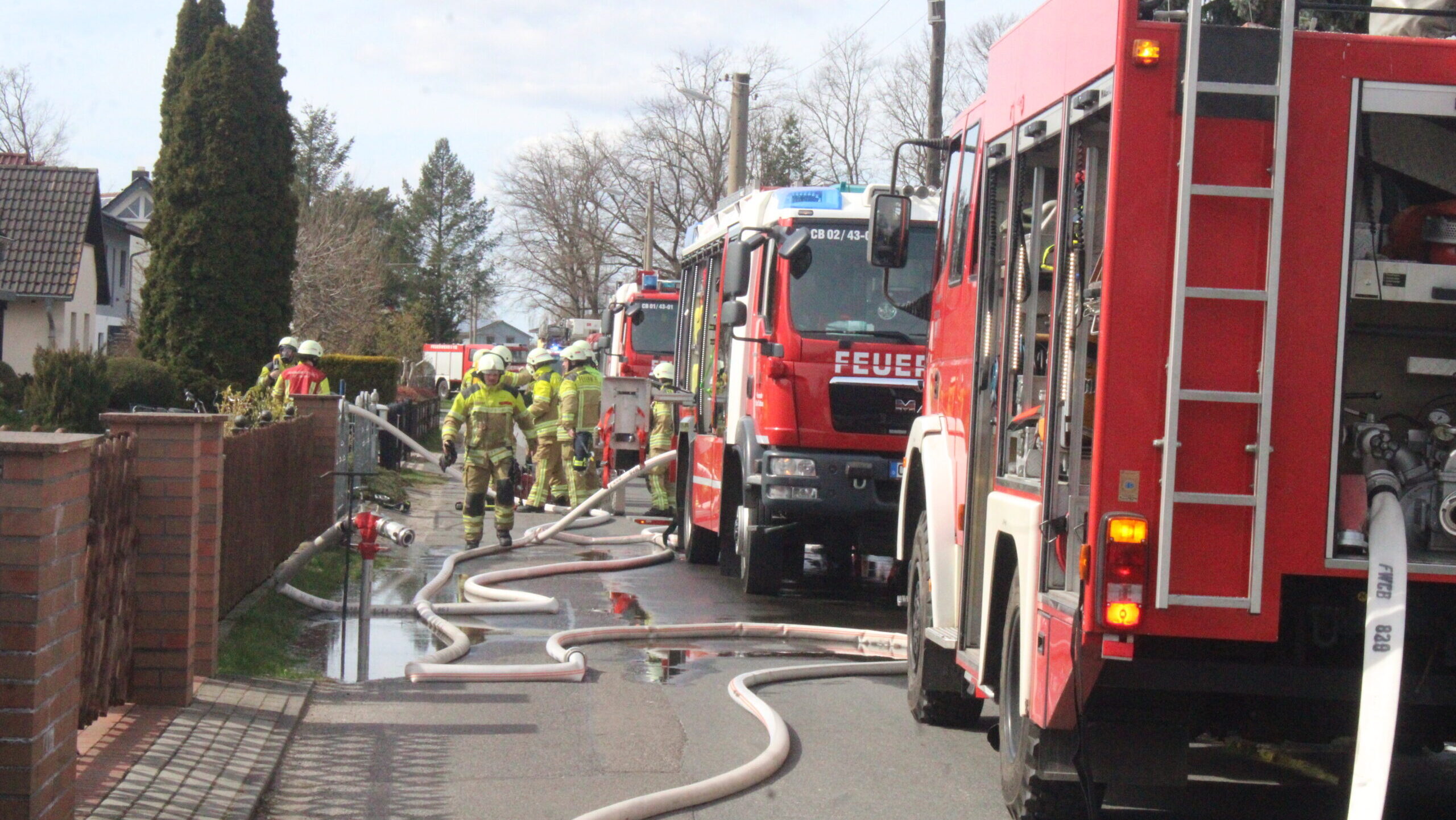 Feuerdrama in Ströbitz: Garage brennt lichterloh – Flammen greifen auf Haus über
