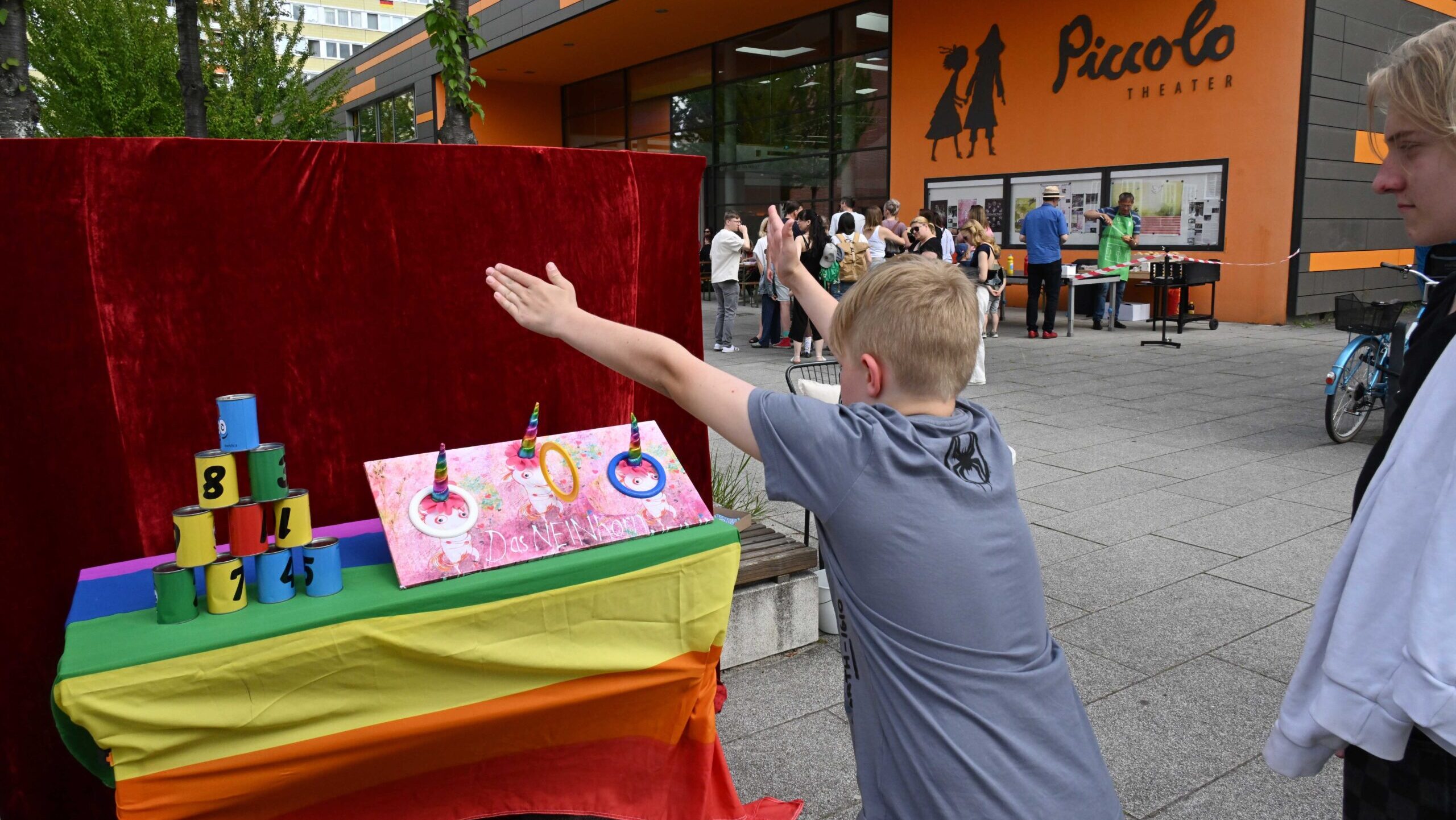 NEINhorn feiert Premiere und Kinderfest auf dem Erich Kästner Platz