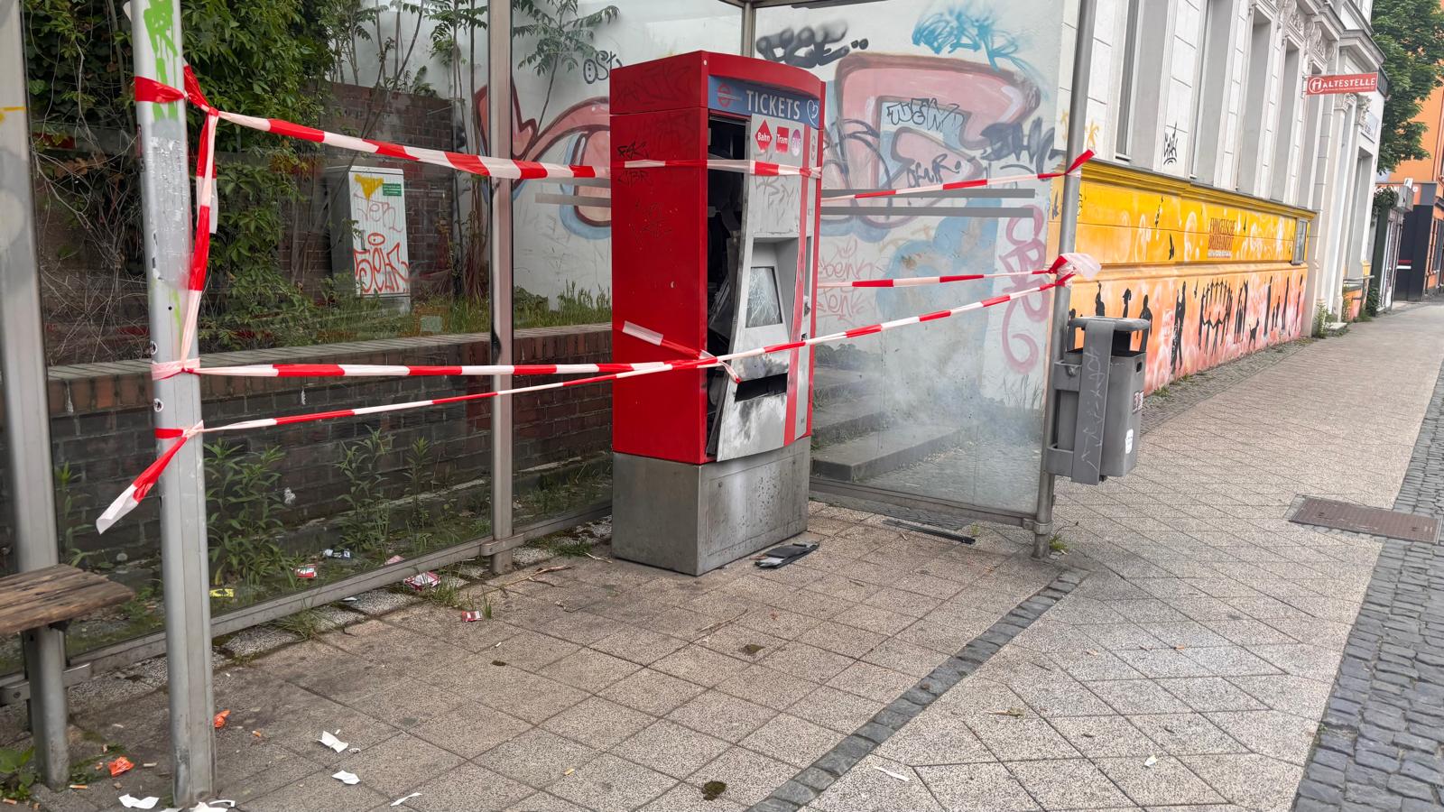 Unbekannte sprengten in der Nacht einen Fahrkartenautomaten in der Cottbuser Marienstraße. Der Schaden liegt bei mehreren zehntausend Euro.