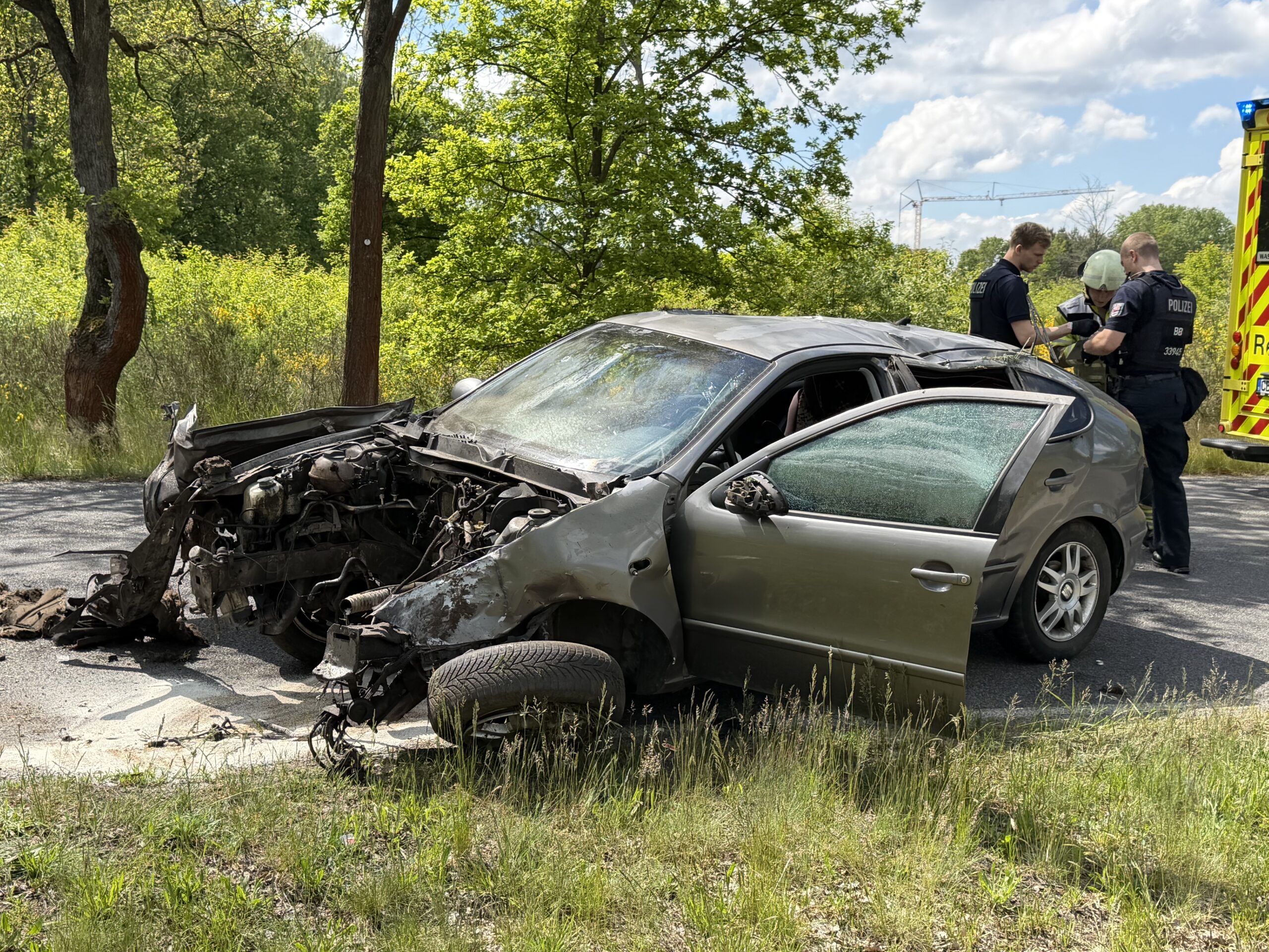 Motorblock herausgerissen: Schwerer Unfall bei Cottbus sorgt für Vollsperrung