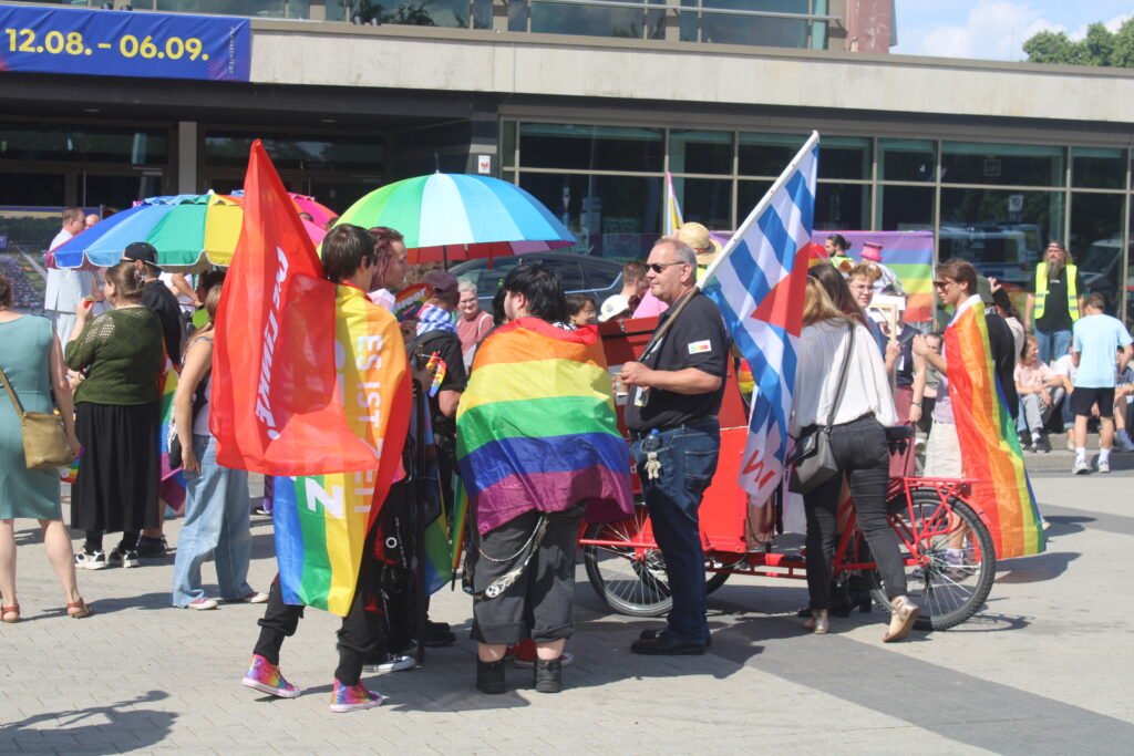 Am 11. Juli 2026 fand der Christopher Street Day in Cottbus statt. In dieser Bildergalerie zeigen wir ausschließlich fotografische Eindrücke vom CSD, den Teilnehmenden und den bunten Momenten des Tages.

Bildergalerie: CSD in Cottbus