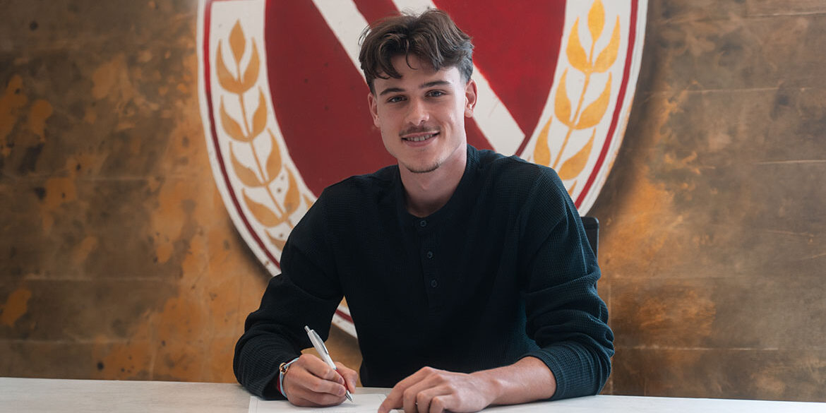 Der FC Energie Cottbus holt ein spannendes Abwehrtalent in die Lausitz: U19-Nationalspieler Luca Erlein kommt auf Leihbasis von Bayer Leverkusen. Der 19-Jährige absolvierte bereits 31 Drittliga-Spiele für Hoffenheim II und stand bei der U19-EM in jeder Partie über die volle Spielzeit auf dem Platz. In Cottbus soll der Rechtsverteidiger nun seinen nächsten Entwicklungsschritt machen [...] Den ganzen Artikel und weitere Details findet ihr auf cottbus-daily.de. 📰🔗 #EnergieCottbus #LucaErlein #Cottbus #ZweiteLiga